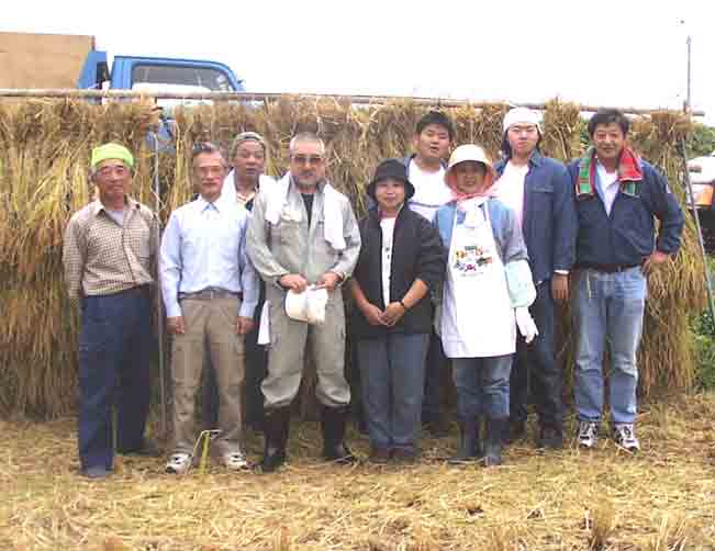 本郷功次郎ご夫婦と記念写真