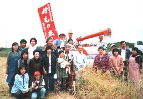 コンバインの前で全員集合