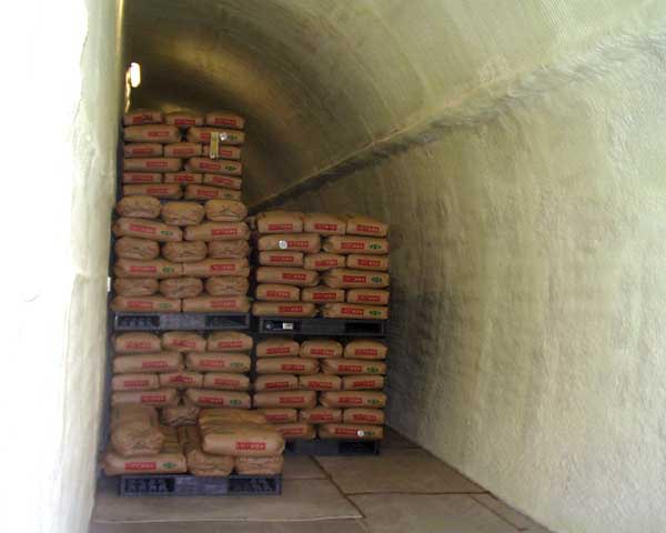 トンネルの米倉庫