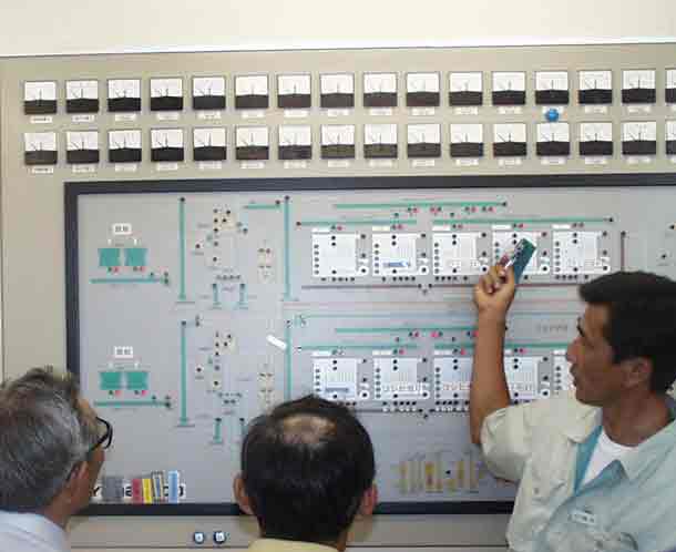 カントリーエレベーターの操舵パネル