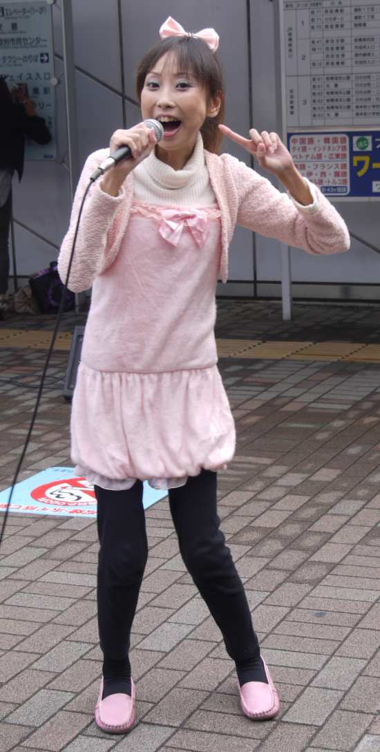 演歌アイドル、あいりりん・千原愛理さん。2011年(平成23年)11月、ふなばし駅前ふれあいフェスタにて撮影。