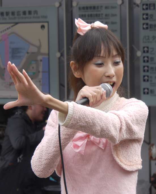 演歌アイドル、あいりりん・千原愛理さん。2011年(平成23年)11月、ふなばし駅前ふれあいフェスタにて撮影。