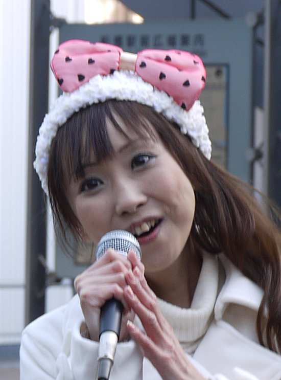 演歌アイドル、あいりりん・千原愛理さん。2012年(平成24年)2月、ふなばし駅前ふれあいフェスタにて撮影。