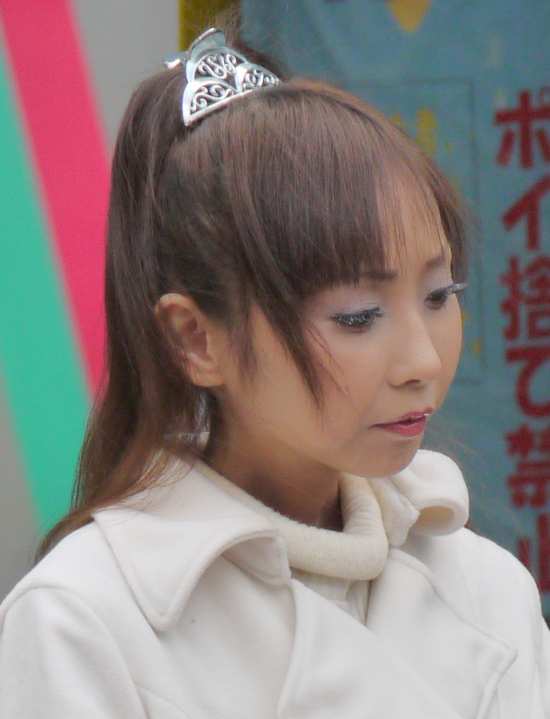 演歌アイドル、あいりりん・千原愛理さん。2012年(平成24年)3月、ふなばし駅前ふれあいフェスタにて撮影。