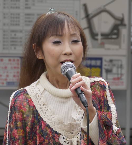 演歌アイドル、あいりりん・千原愛理さん。2012年(平成24年)3月、ふなばし駅前ふれあいフェスタにて撮影。