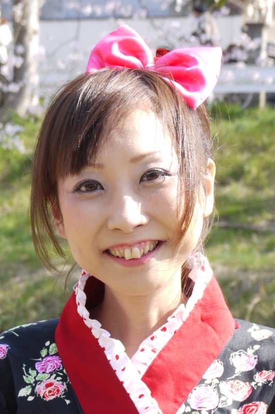 演歌アイドル、あいりりん・千原愛理さん。2012年(平成24年)4月、千葉県木更津市矢那川さくら祭りにて撮影。
