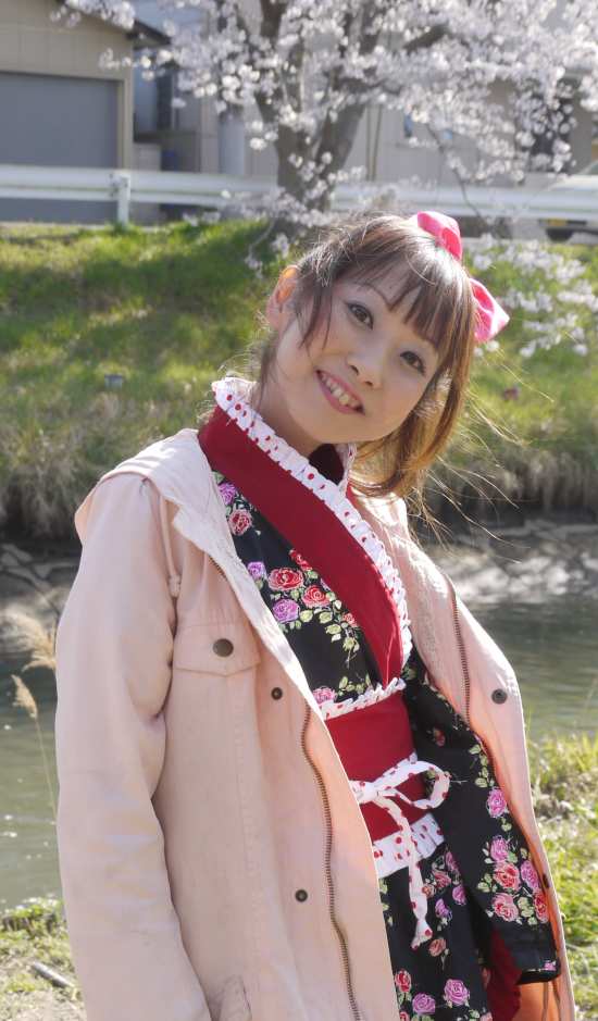 演歌アイドル、あいりりん・千原愛理さん。2012年(平成24年)4月、千葉県木更津市矢那川さくら祭りにて撮影。