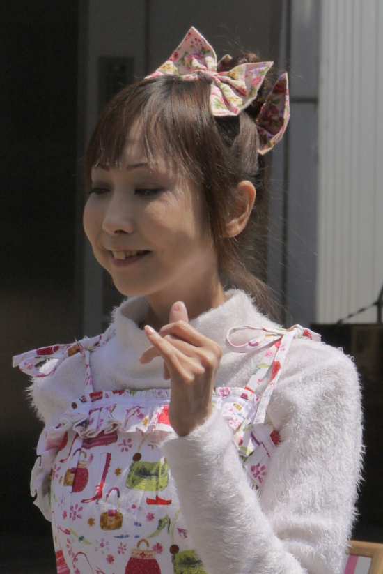 演歌アイドル、あいりりん・千原愛理さん。2012年(平成24年)5月、ふなばし駅前ふれあいフェスタにて撮影。