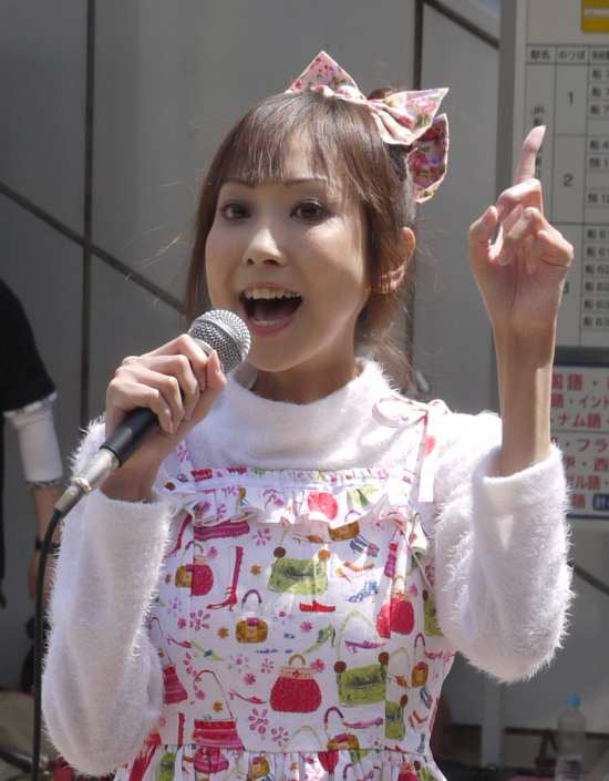 演歌アイドル、あいりりん・千原愛理さん。2012年(平成24年)5月、ふなばし駅前ふれあいフェスタにて撮影。