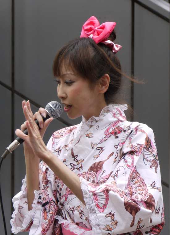 演歌アイドル、あいりりん・千原愛理さん。2012年(平成24年)7月、ふなばし駅前ふれあいフェスタにて撮影。