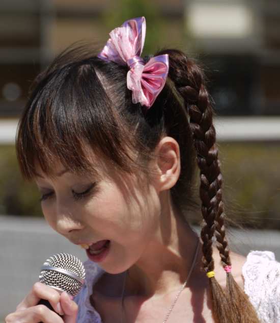 演歌アイドル、あいりりん・千原愛理さん。2012年(平成24年)9月、ふなばし駅前ふれあいフェスタにて撮影。