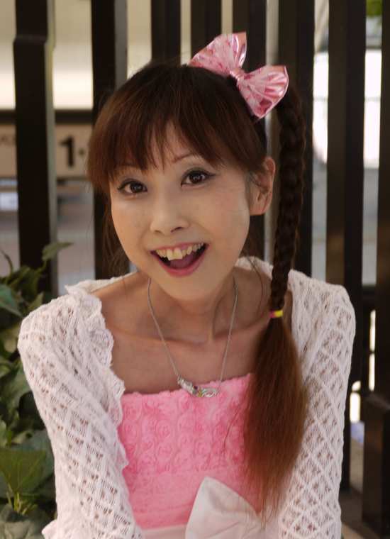 演歌アイドル、あいりりん・千原愛理さん。2012年(平成24年)9月、ふなばし駅前ふれあいフェスタにて撮影。