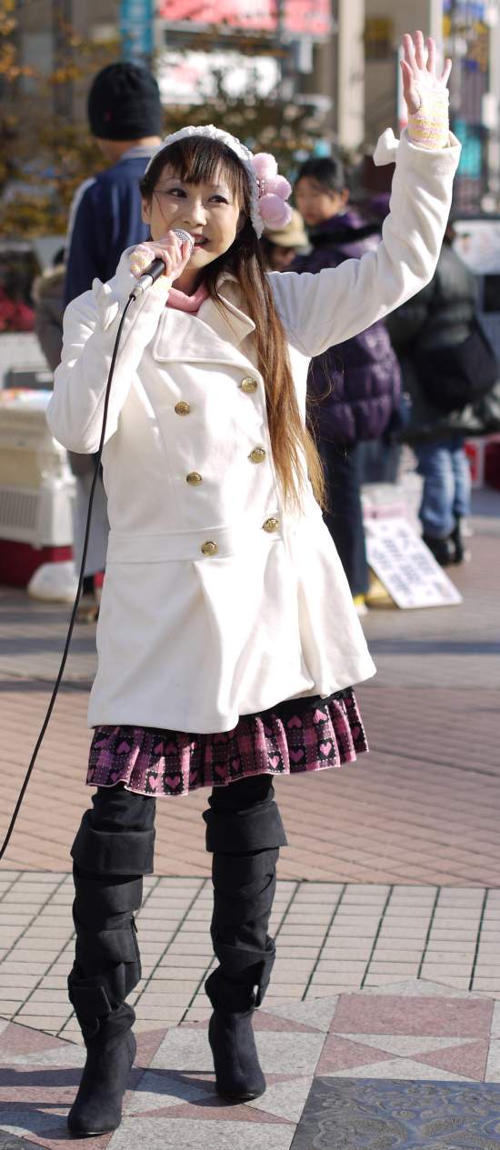 演歌アイドル、あいりりん・千原愛理さん。2012年(平成24年)12月、ふなばし駅前ふれあいフェスタにて撮影。