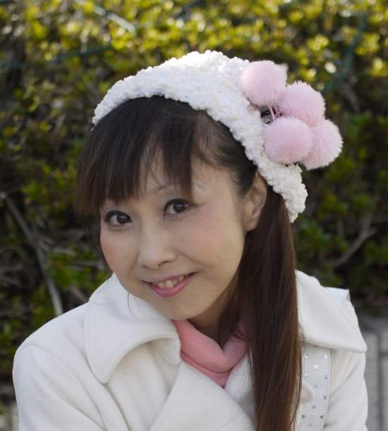演歌アイドル、あいりりん・千原愛理さん。2012年(平成24年)12月、ふなばし駅前ふれあいフェスタにて撮影。
