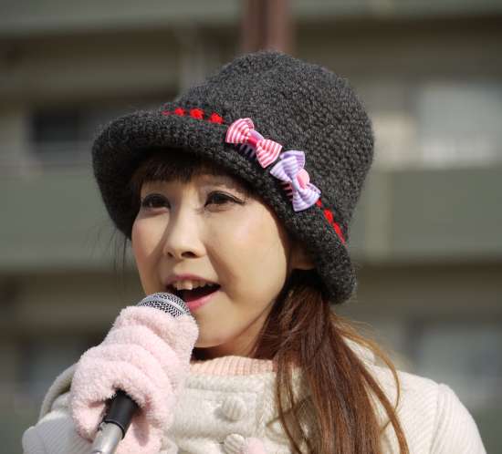 演歌アイドル、あいりりん・千原愛理さん。2013年(平成25年)1月、ふなばし駅前ふれあいフェスタにて撮影。