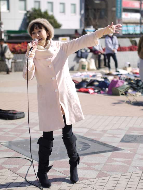 演歌アイドル、あいりりん・千原愛理さん。2013年(平成25年)2月、ふなばし駅前ふれあいフェスタにて撮影。