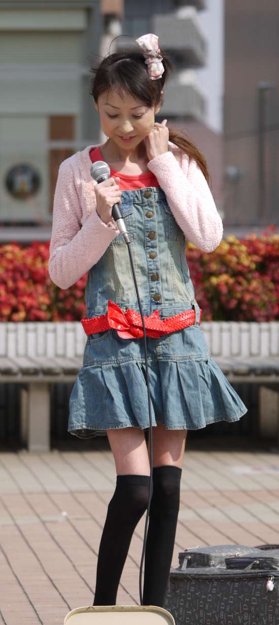 演歌アイドル、あいりりん・千原愛理さん。2013年(平成25年)3月、ふなばし駅前ふれあいフェスタにて撮影。