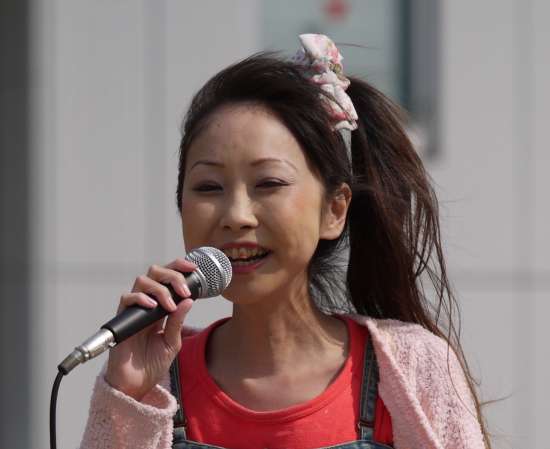 演歌アイドル、あいりりん・千原愛理さん。2013年(平成25年)3月、ふなばし駅前ふれあいフェスタにて撮影。