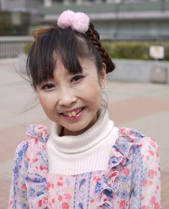演歌アイドル、あいりりん・千原愛理さん。2013年(平成25年)4月、ふなばし駅前ふれあいフェスタにて撮影。