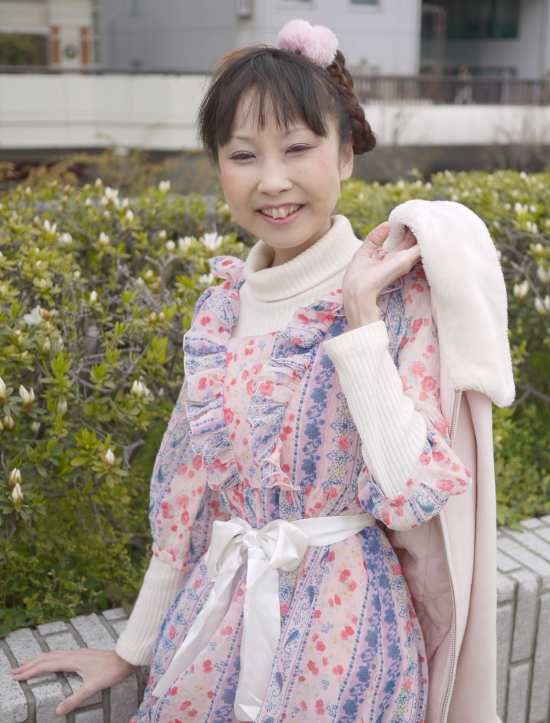 演歌アイドル、あいりりん・千原愛理さん。2013年(平成25年)4月、ふなばし駅前ふれあいフェスタにて撮影。