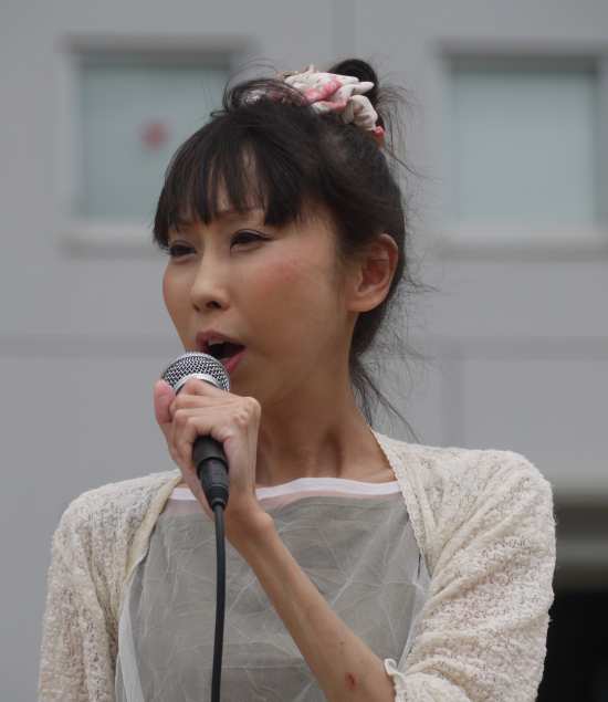 演歌アイドル、あいりりん・千原愛理さん。2013年(平成25年)7月、ふなばし駅前ふれあいフェスタにて撮影。