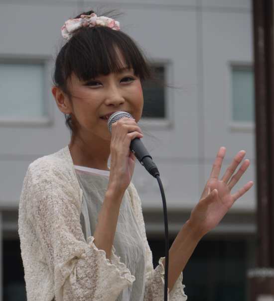 演歌アイドル、あいりりん・千原愛理さん。2013年(平成25年)7月、ふなばし駅前ふれあいフェスタにて撮影。