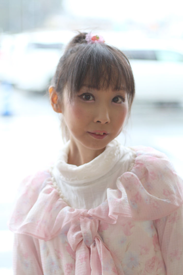 演歌アイドル、あいりりん・千原愛理さん。2014年(平成26年)3月、千葉県成田市、イオン成田店にて撮影。