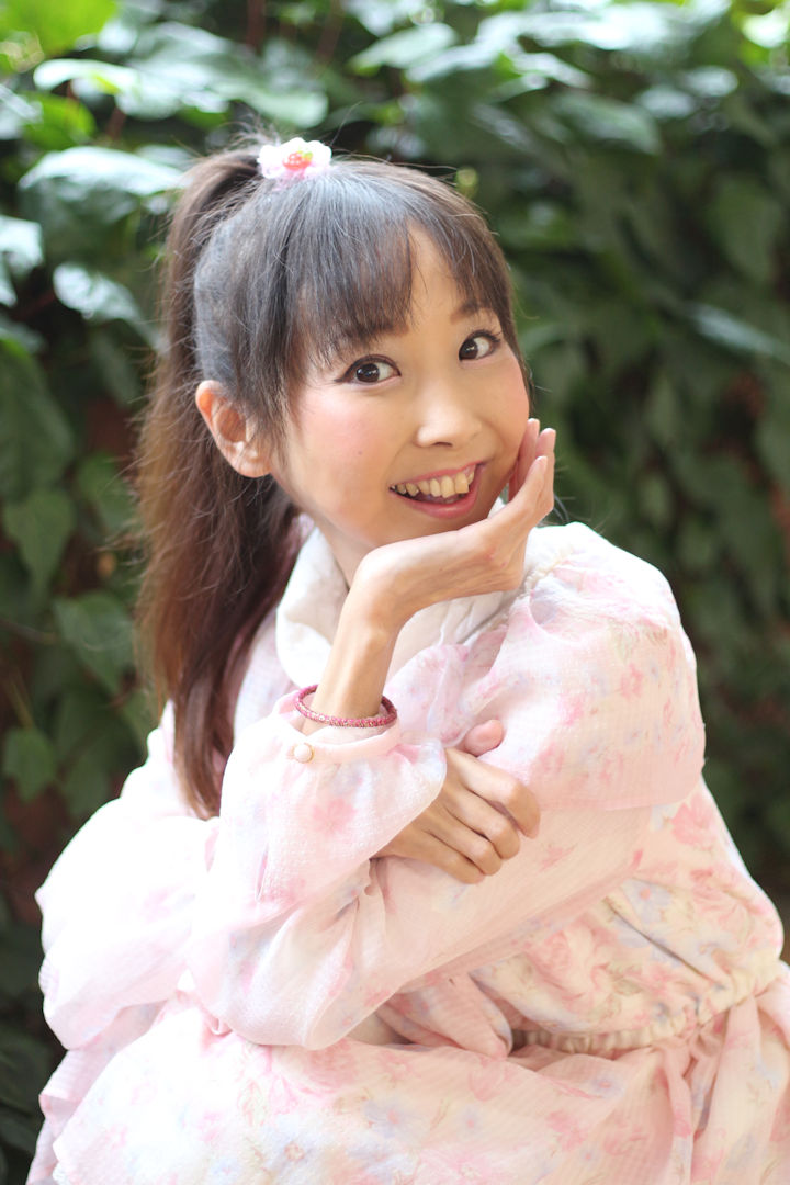 演歌アイドル、あいりりん・千原愛理さん。2014年(平成26年)3月、千葉県成田市、イオン成田店にて撮影。