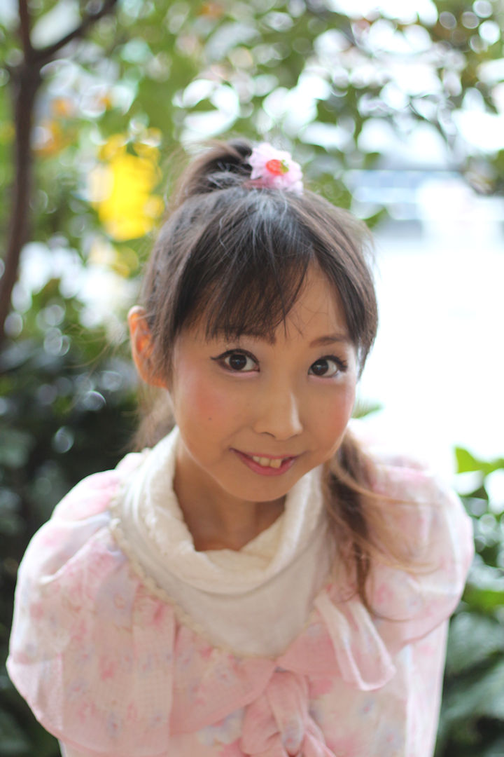 演歌アイドル、あいりりん・千原愛理さん。2014年(平成26年)3月、千葉県成田市、イオン成田店にて撮影。