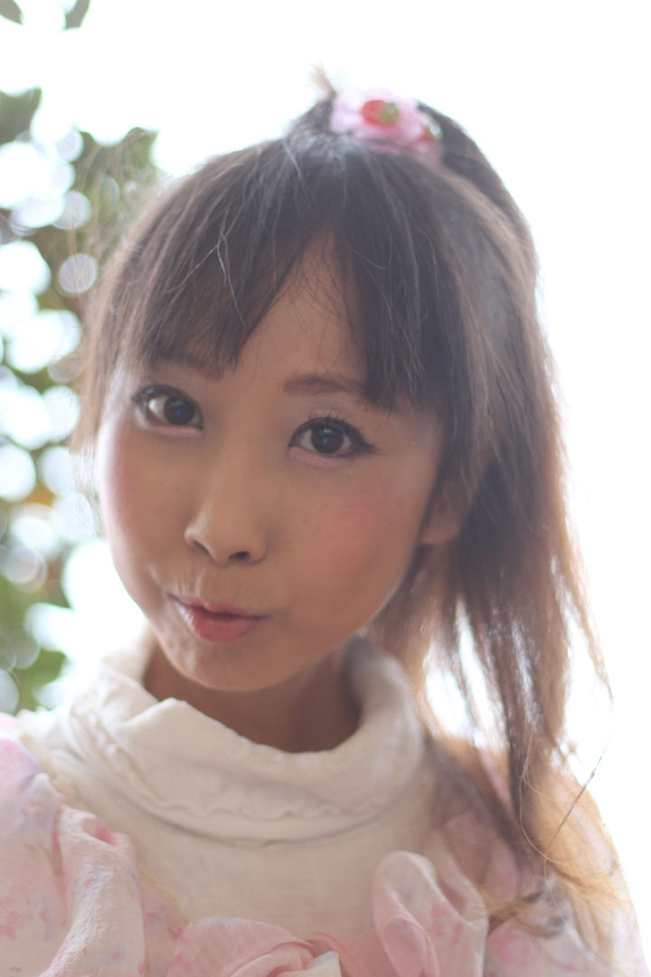 演歌アイドル、あいりりん・千原愛理さん。2014年(平成26年)3月、千葉県成田市、イオン成田店にて撮影。