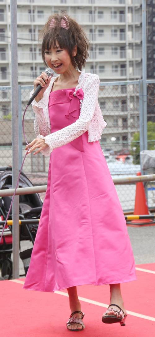 演歌アイドル、あいりりん・千原愛理さん。2014年(平成26年)5月、「ひだまり」開所10周辺記念催事にて撮影。