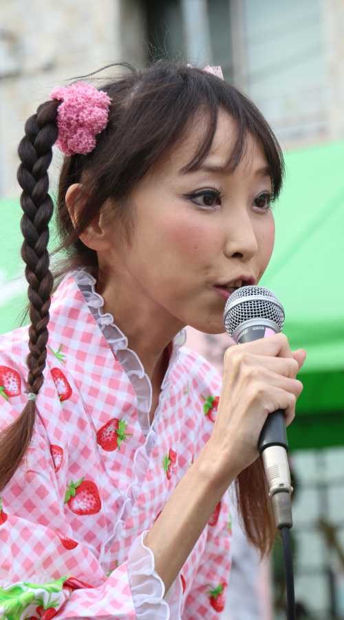 演歌アイドル、あいりりん・千原愛理さん。2014年(平成26年)7月、谷津サンプラザ商店街にて撮影。