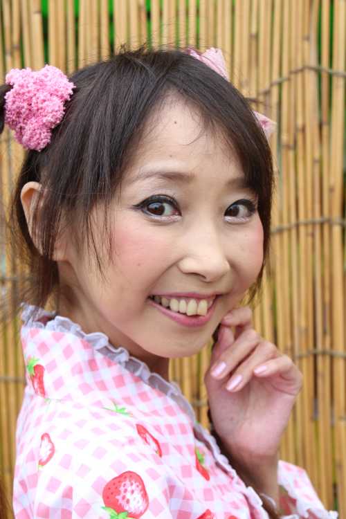演歌アイドル、あいりりん・千原愛理さん。2014年(平成26年)7月、谷津サンプラザ商店街にて撮影。