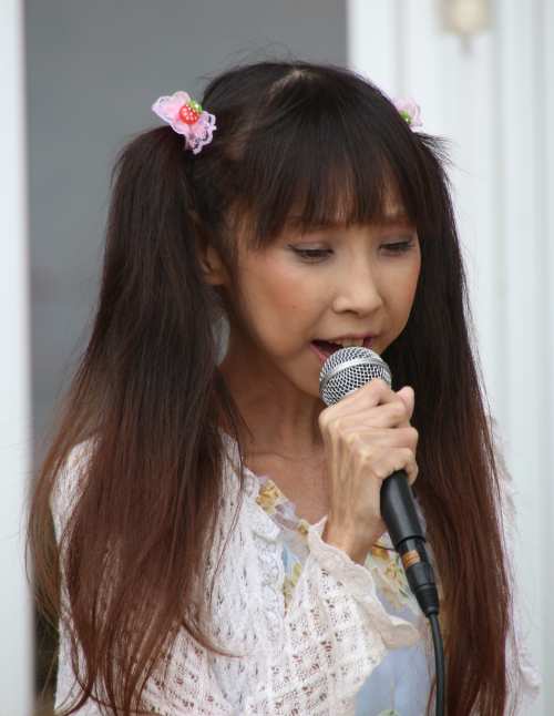 演歌アイドル、あいりりん・千原愛理さん。2014年(平成26年)9月、ビバモール加須キラキライブにて撮影。