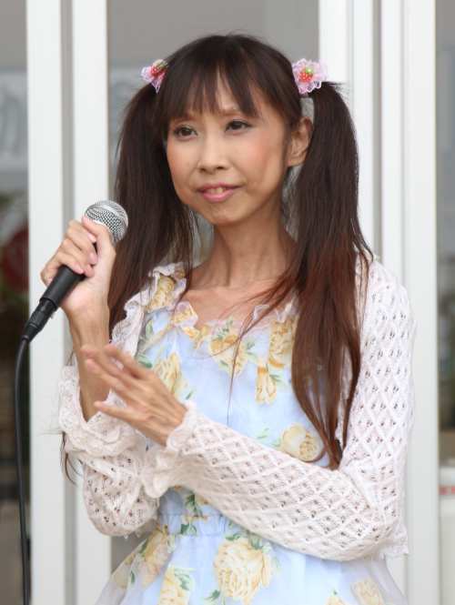 演歌アイドル、あいりりん・千原愛理さん。2014年(平成26年)9月、ビバモール加須キラキライブにて撮影。