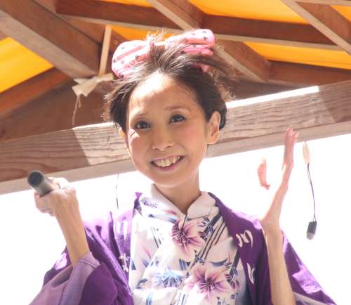 演歌アイドル、あいりりん・千原愛理さん。2016年(平成28年)7月、千葉県・小見川祇園祭にて撮影。